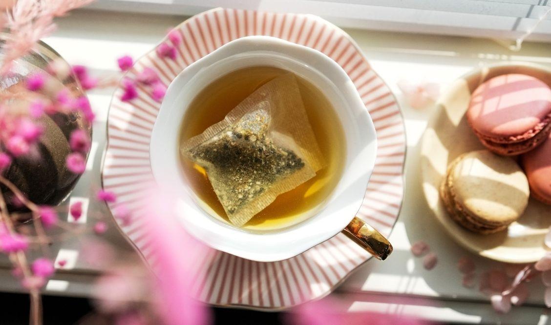 Un goûter sain pour adulte : privilégier une boisson sans sucre comme le thé ou la tisane