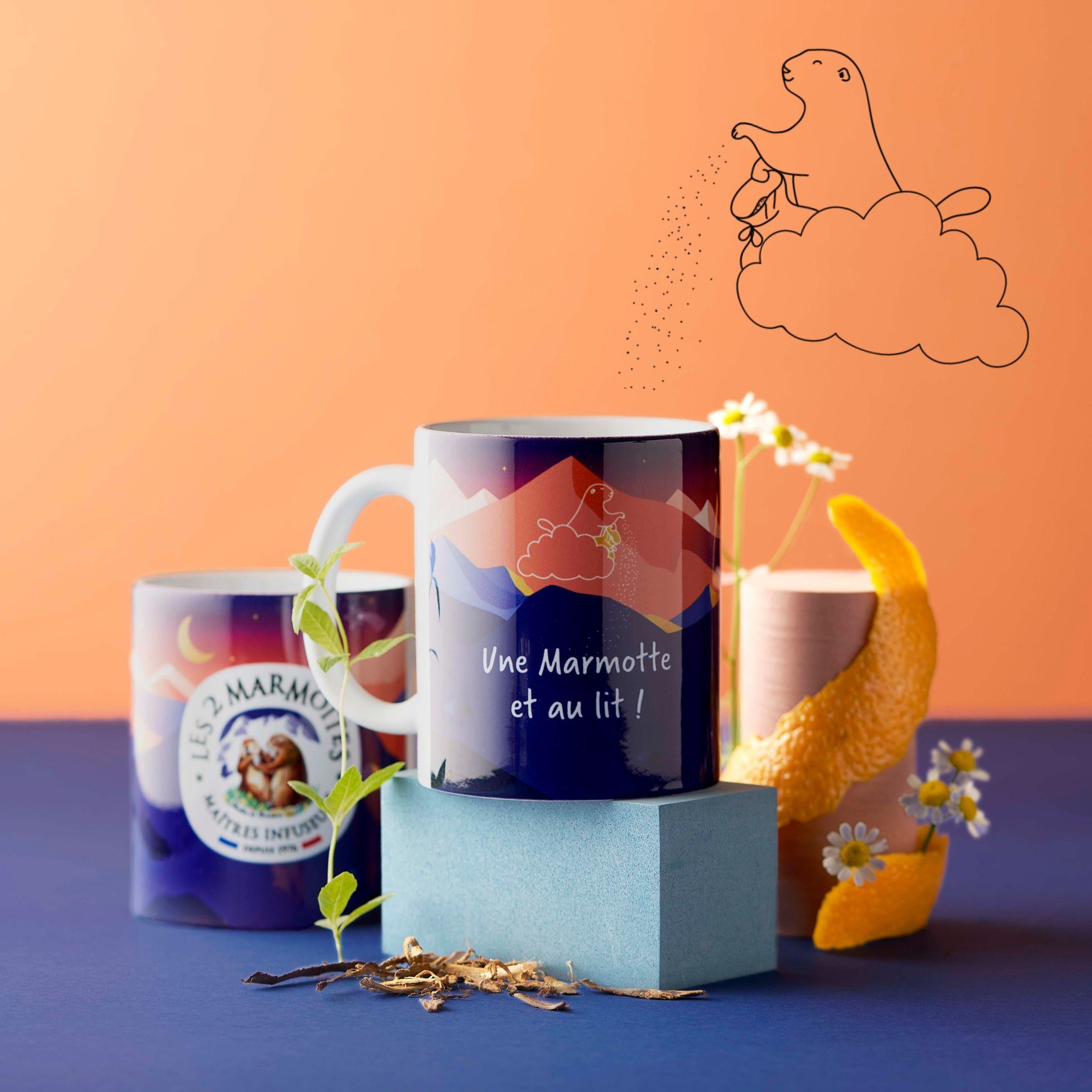 Mug bleu nuit les 2 marmottes, tasse pour tisane du soir avec citation "une marmotte et au lit"