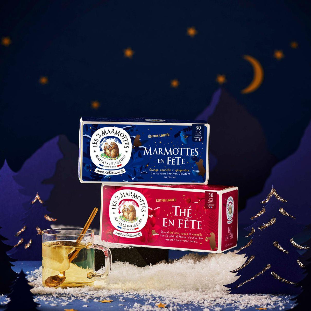 Idée cadeau secret santa pour fan de thé : 1 thé de noel + 1 tisane de noel Les 2 Marmottes. Recettes 100% plantes, sans arômes ajoutés, fabrication française Les 2 Marmottes. Jolies boîtes décor festif doré sur fond rouge ou bleu.