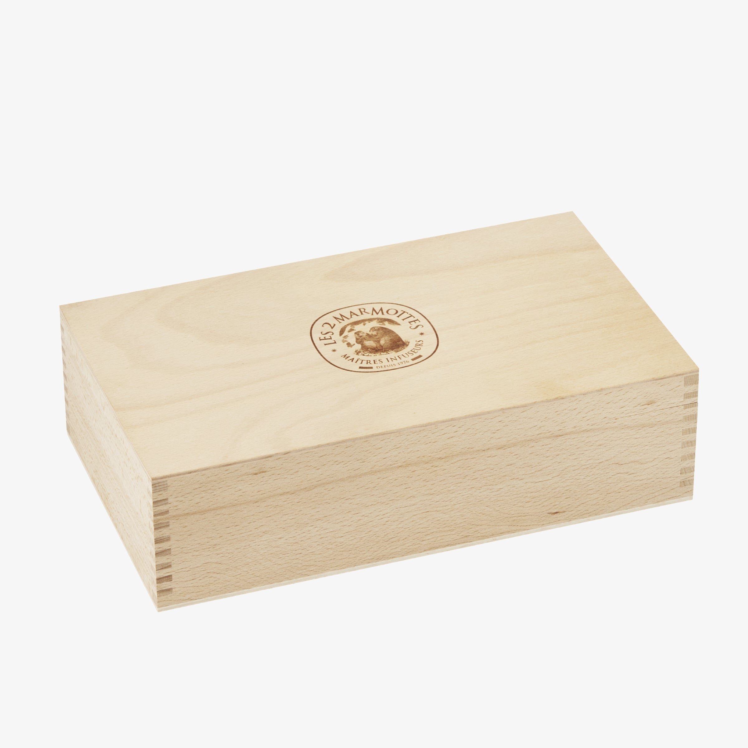 Vue extérieure du coffret bois prestige fermé, fermeture discrète par aimants