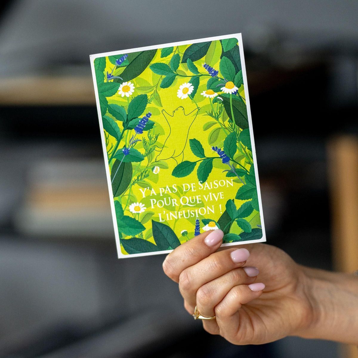Carte postale verte clair décor marmotte et fleurs