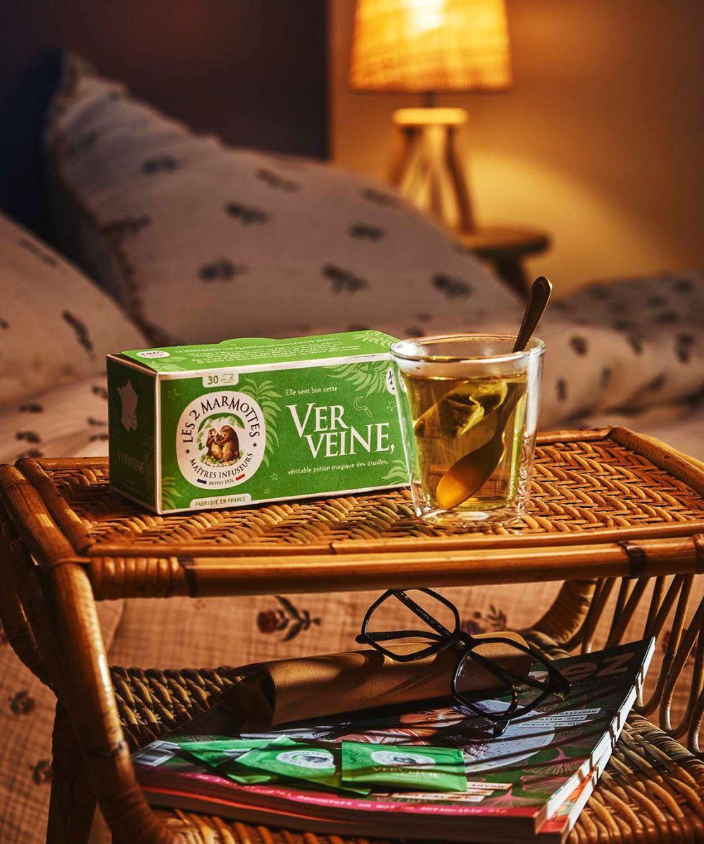 Boire une tisane de verveine avant de dormir peut faciliter l'endormissement