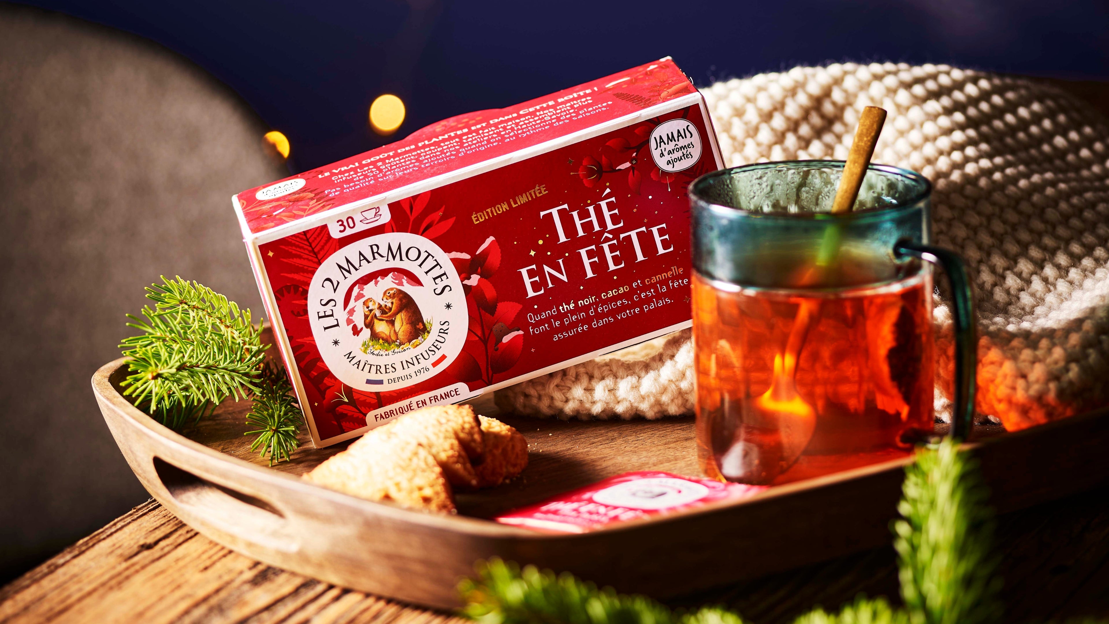 Thé de Noël Les 2 Marmottes : Thé en Fête. Thé noir bio, écorces de cacao et épices pour une boisson festive sans arômes ajoutés.
