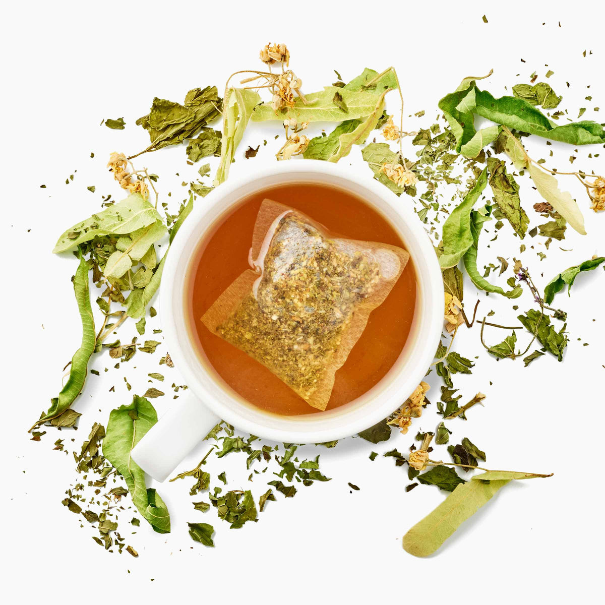 La tisane Menthe Tilleul Verveine est présentée en sachet sans ficelle