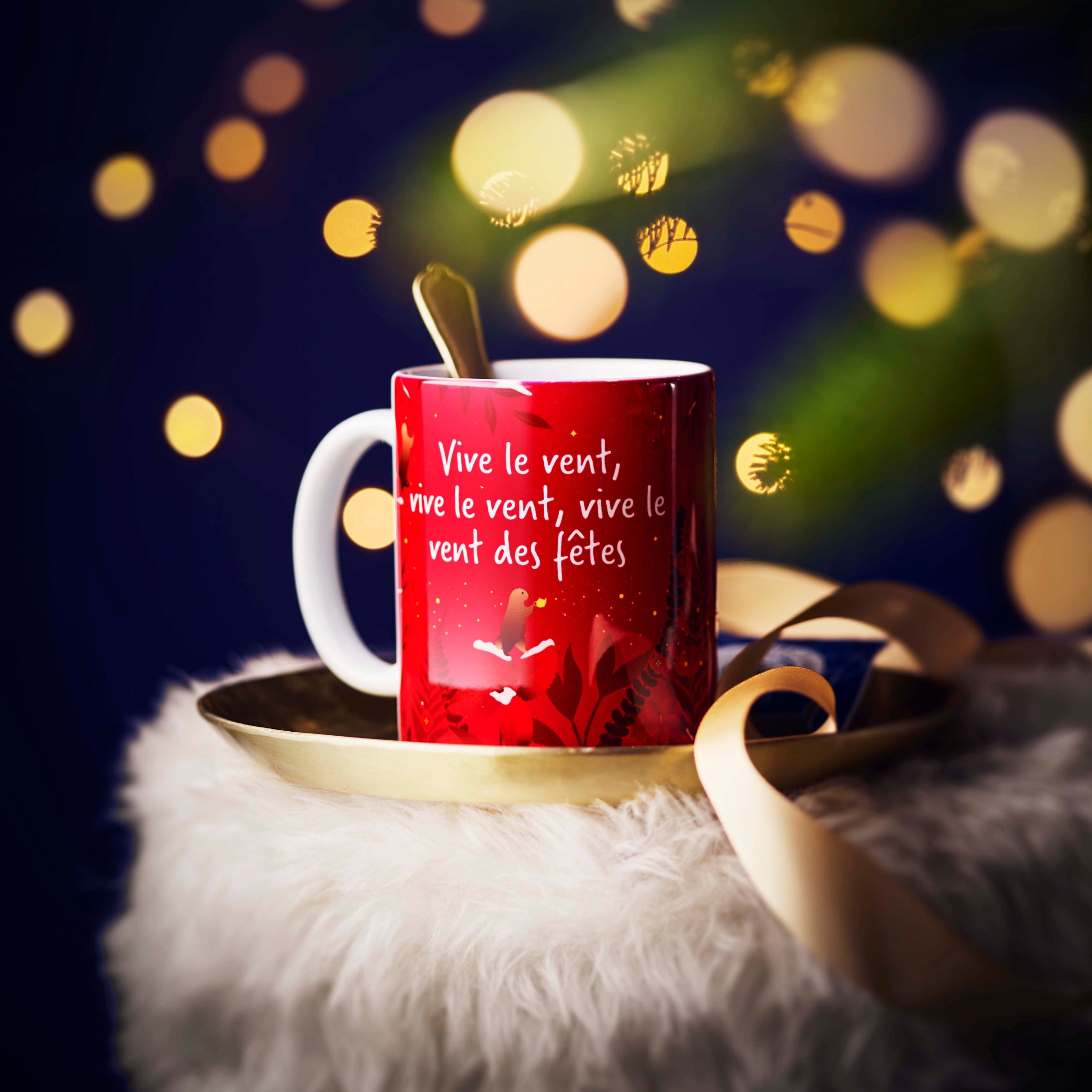 Mug de Noël rouge Les 2 Marmottes, décor de fêtes avec citation "vive le vent"