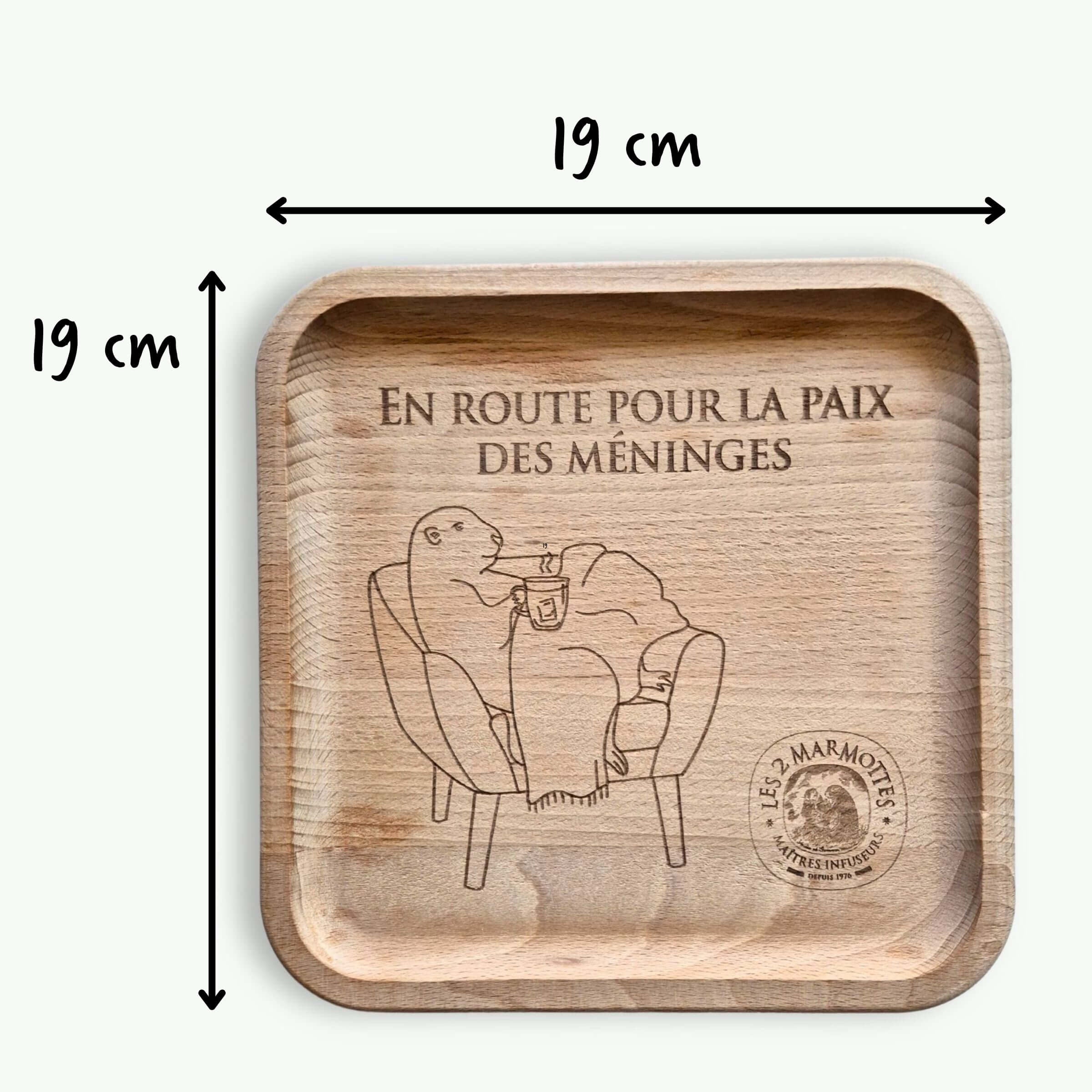 Ce petit plateau à thé carré en bois gravé mensure 19 cm x 19 cm.
