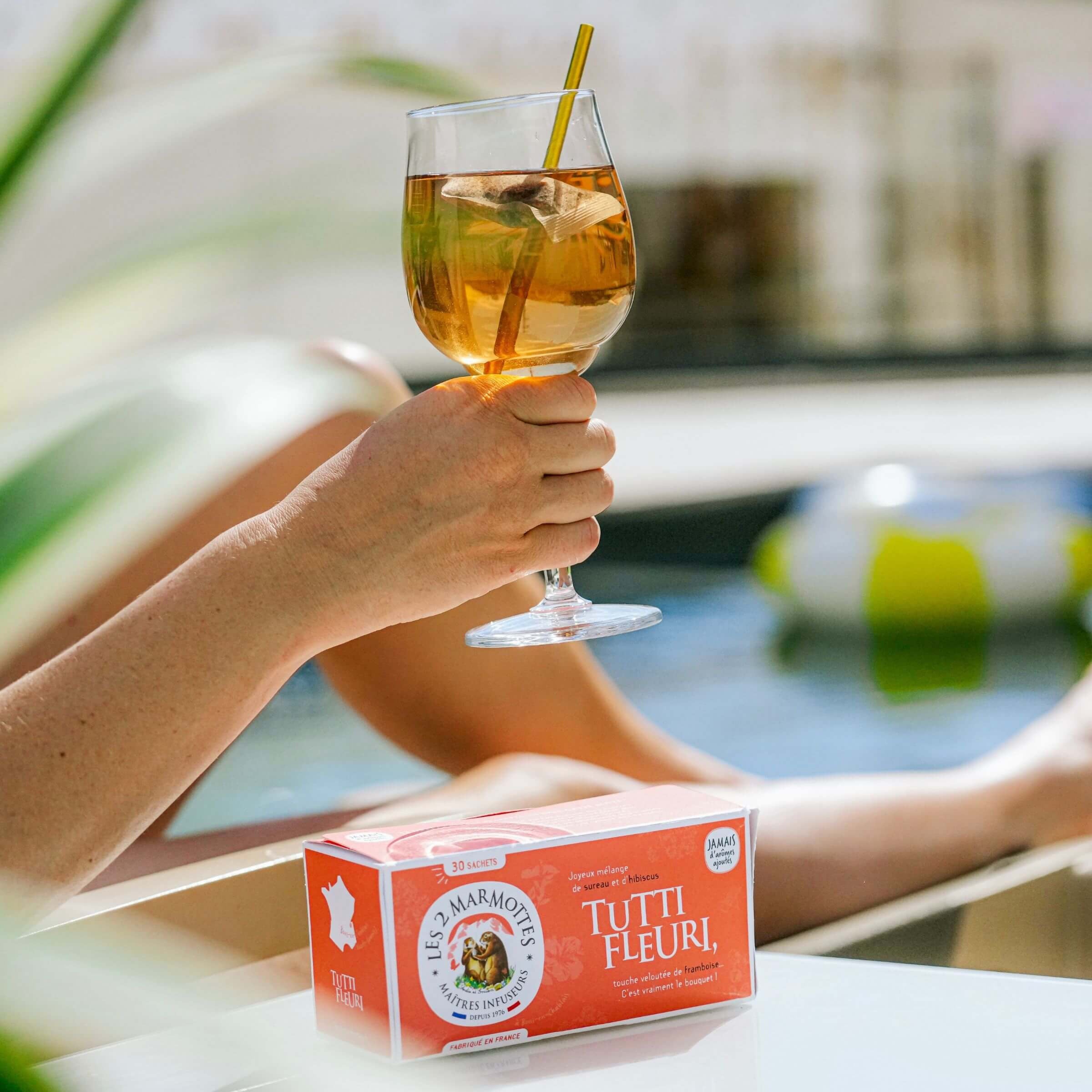 Tisane glacée aux fruits à boire l'été : tutti fleuri, hibiscus sureau framboise