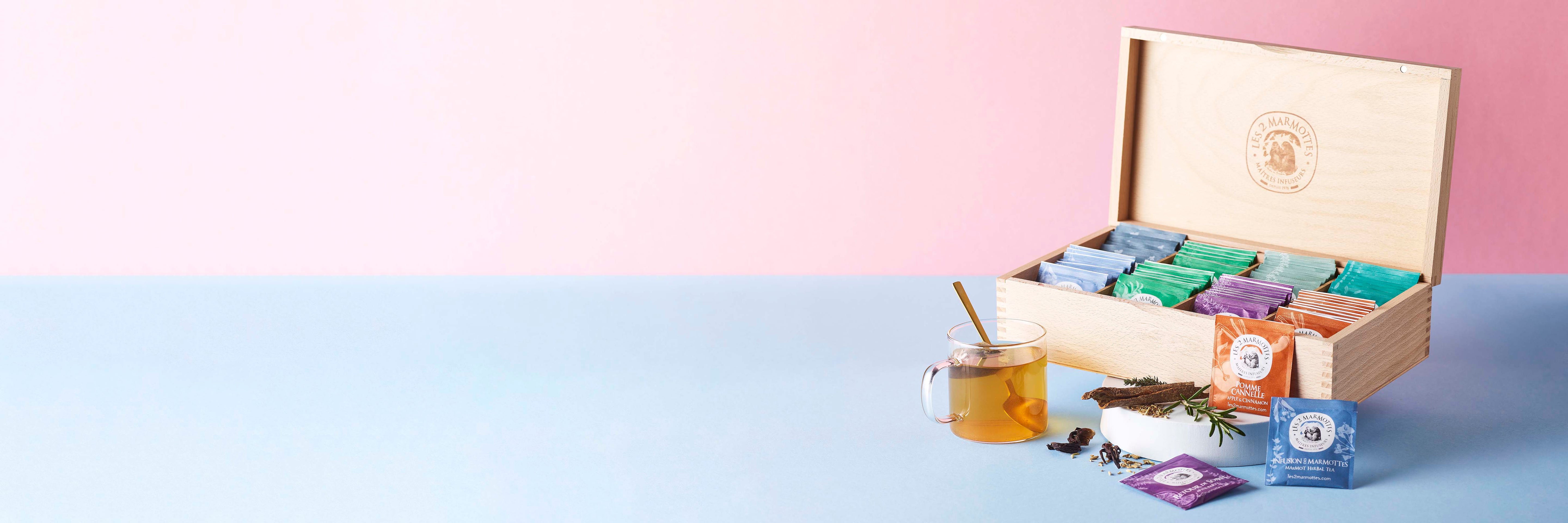 Coffrets et cadeaux tisanes et thés, cadeaux autour du thé : coffrets, tasses, gourdes, accessoires...Idées cadeaux pour fans de tisane et fans de thé.