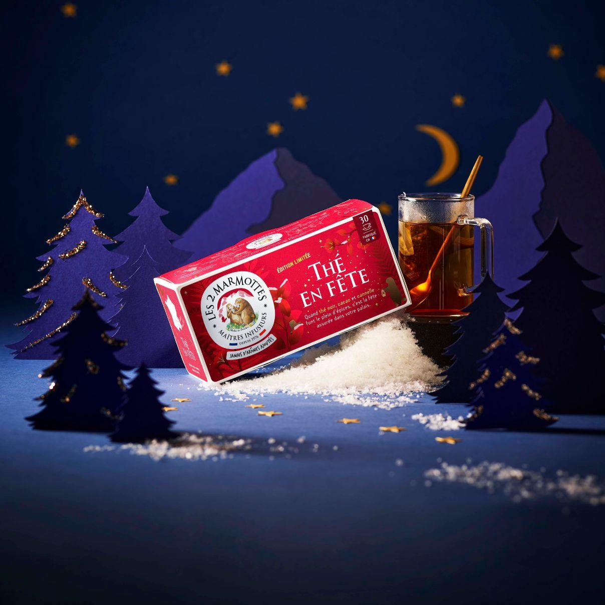 Thé de noel les 2 marmottes : thé en fête. Thé noir bio 100% plantes, sans arômes ajoutés. Thé noir, cacao, cannelle, pour un thé d'hiver réconfortant et chaleureux. Idée cadeau noel, idée cadeau secret santa. Fabriqué en France. Boîte de 30 sachets, décor festif rouge et or, illustrations de marmottes dans un décor hivernal. Edition limitée.
