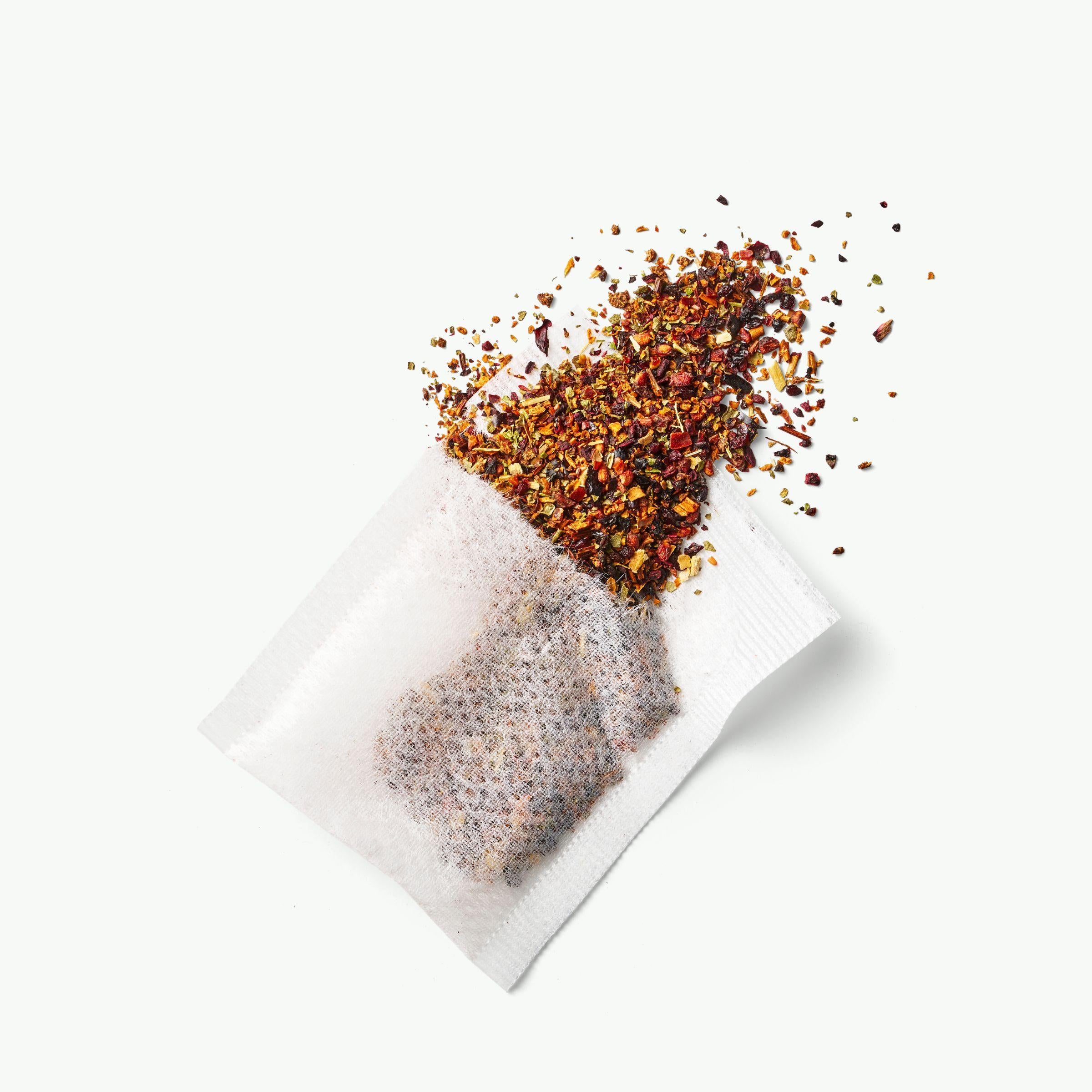 Infusette Tisane Fruits Rouges les 2 marmottes. Plantes et fruits coupés finement pour optimiser l'infusion dans la tasse.