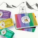Idée cadeau : boîte métal colorée contenant tisanes et thés glacés pour l'été, pour s'hydrater sans sucre par fortes chaleurs