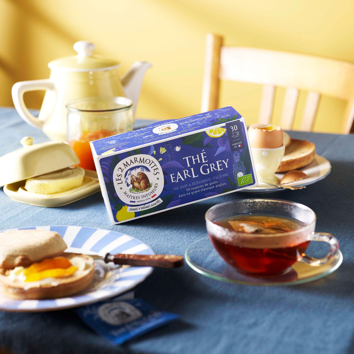 Le classique thé noir anglais du tea time : le thé Earl Grey à la bergamote, à déguster avec ou sans lait. La recette de thé noir bio Les 2 Marmottes est fabriquée avec uniquement de la vraie bergamote, sans arômes ajoutés ni huiles essentielles.