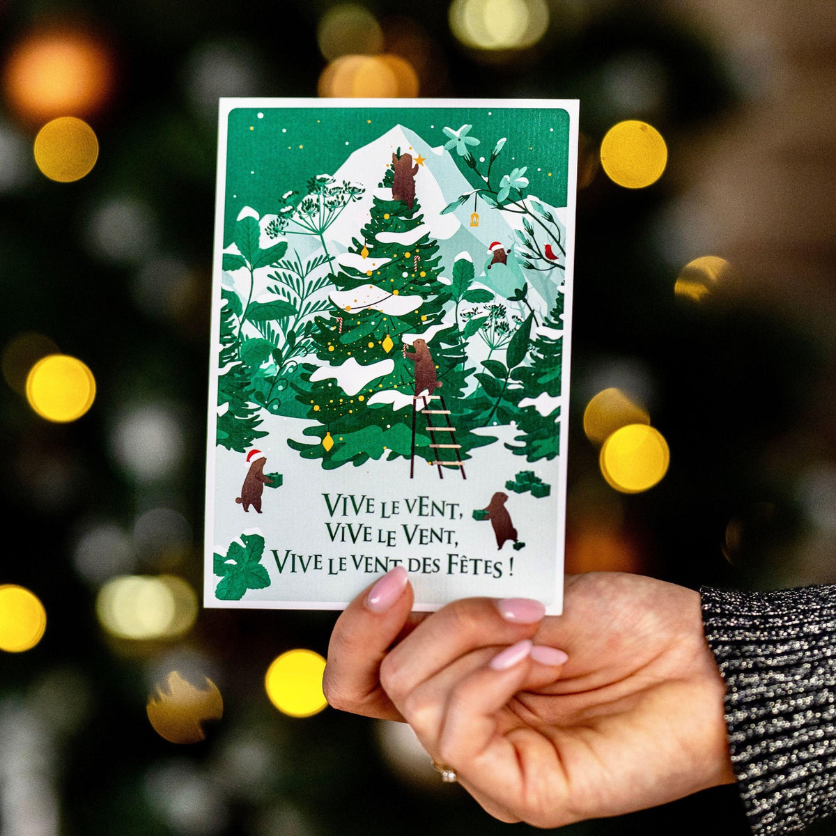 Carte postale de Noël les 2 marmottes, décor sapin, citation vive le vent