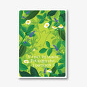 Carte postale les 2 marmottes " y a pas de saison pour que vive l'infusion", carte décor nature plantes fleurs de camomille et lavande sur fond vert clair vert citron, illustration marmotte heureuse qui tient une fleur, à offrir aux fans de thés et de tisanes ou à collectionner.