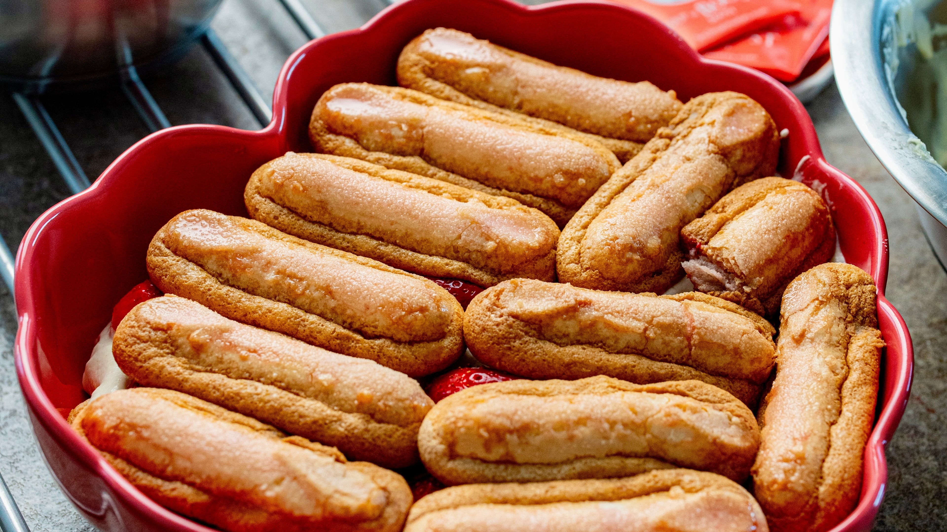 Infusez les biscuits d'un tiramisu avec une base de tisane aux fleurs pour remplacer le café