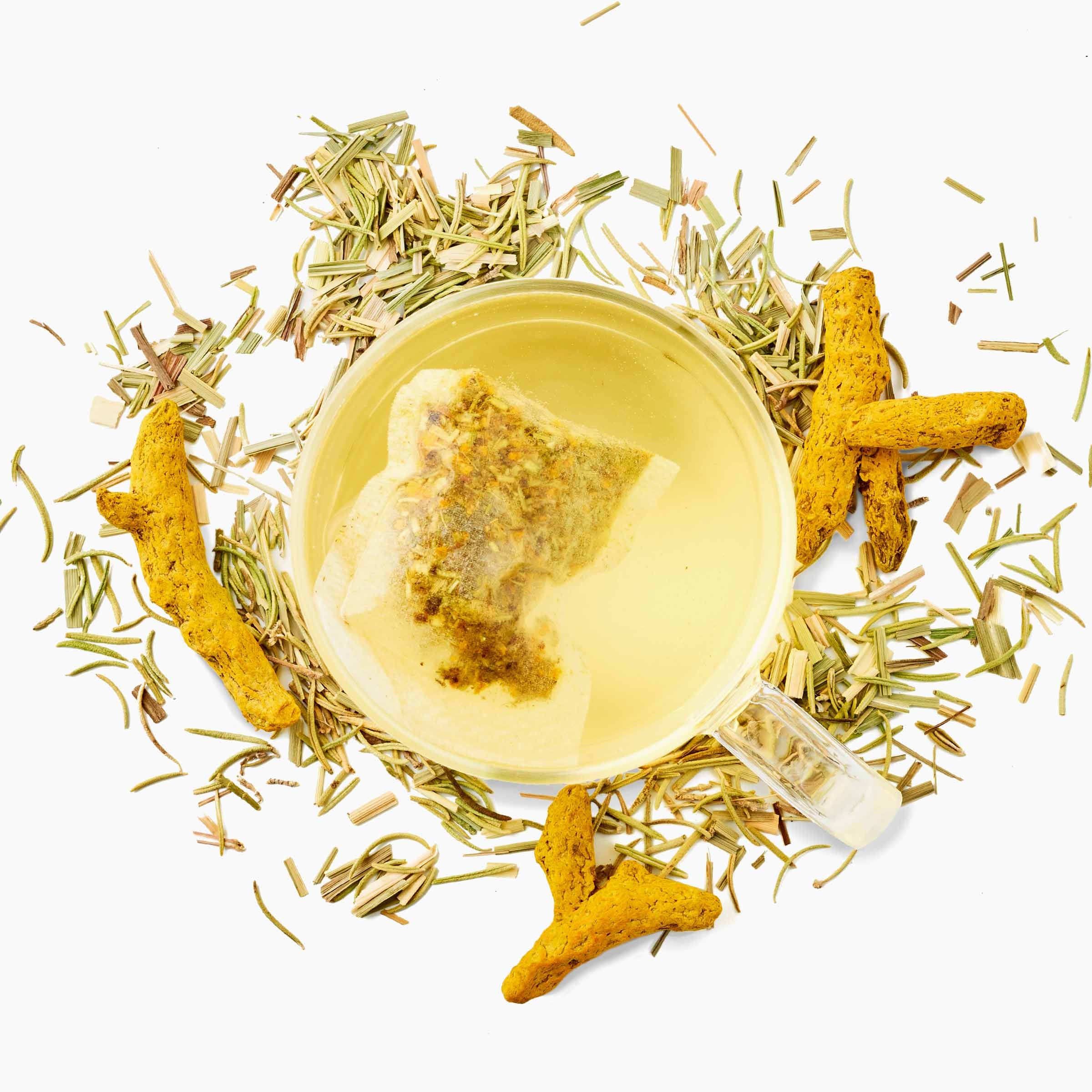 Tasse de tisane detox avec sachet sans ficelle entourée de curcuma et romarin