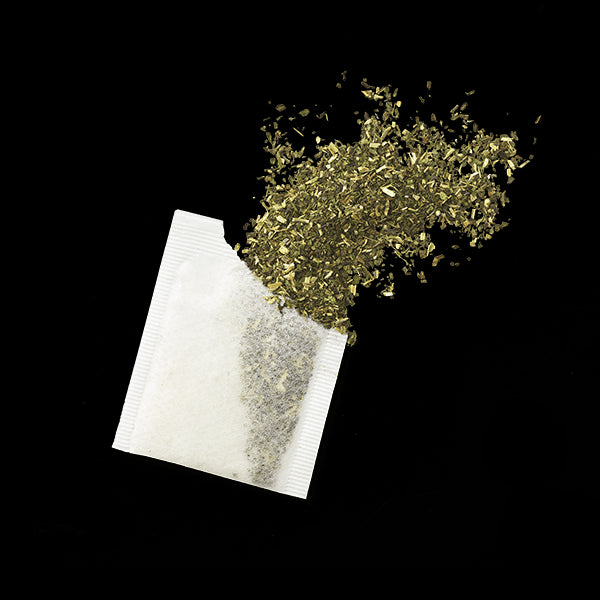 Sachet de tisane ouvert pour montrer la menthe