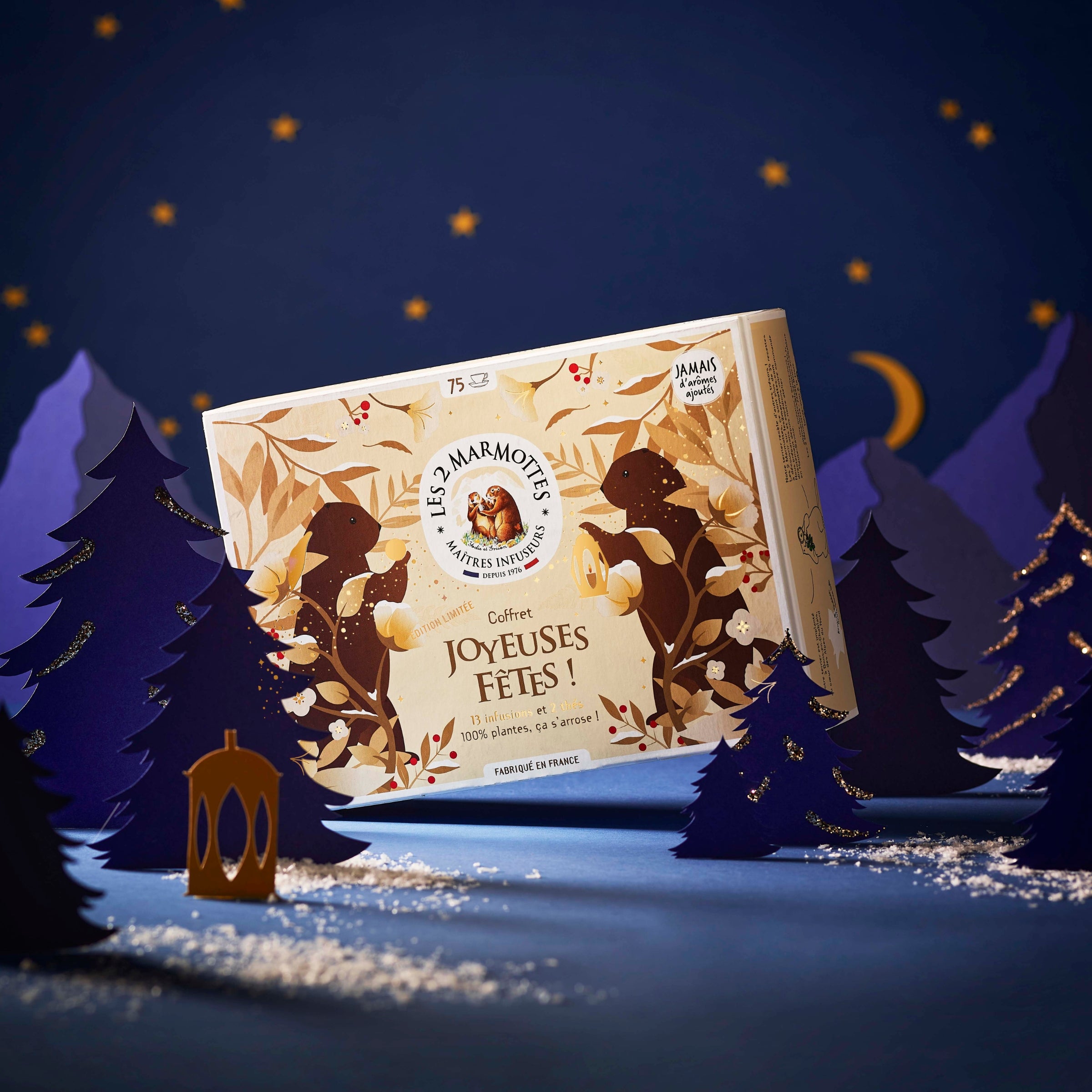 Coffret cadeau spécial Noël : tisanes et thés Made in france, coffret joyeuses fêtes 75 sachets, tisanes et thés naturels sans arômes ajoutés Les 2 Marmottes. Décor beige et blanc inspiration art nouveau