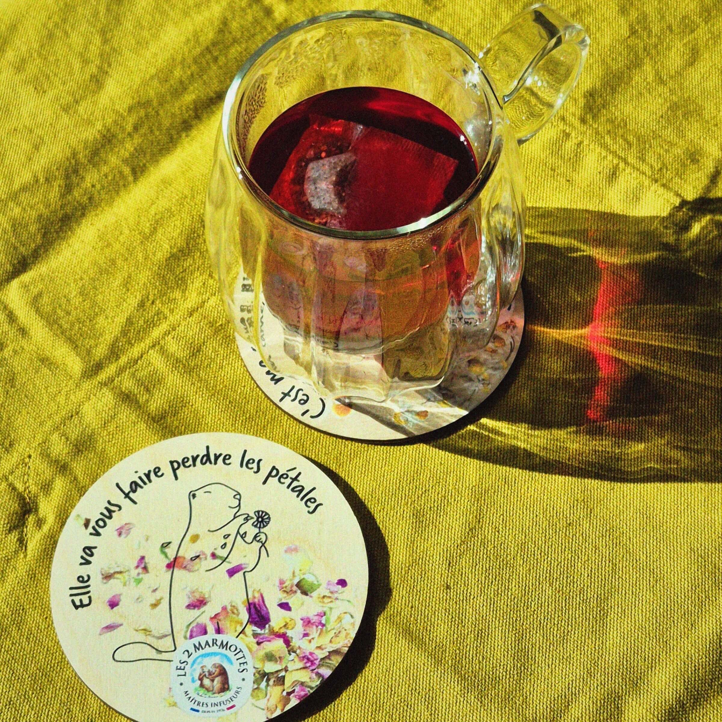 Sous mugs décorés de pétales de fleurs et d'une citation rigolote, pour la fête des grands mères ou la fête des mères