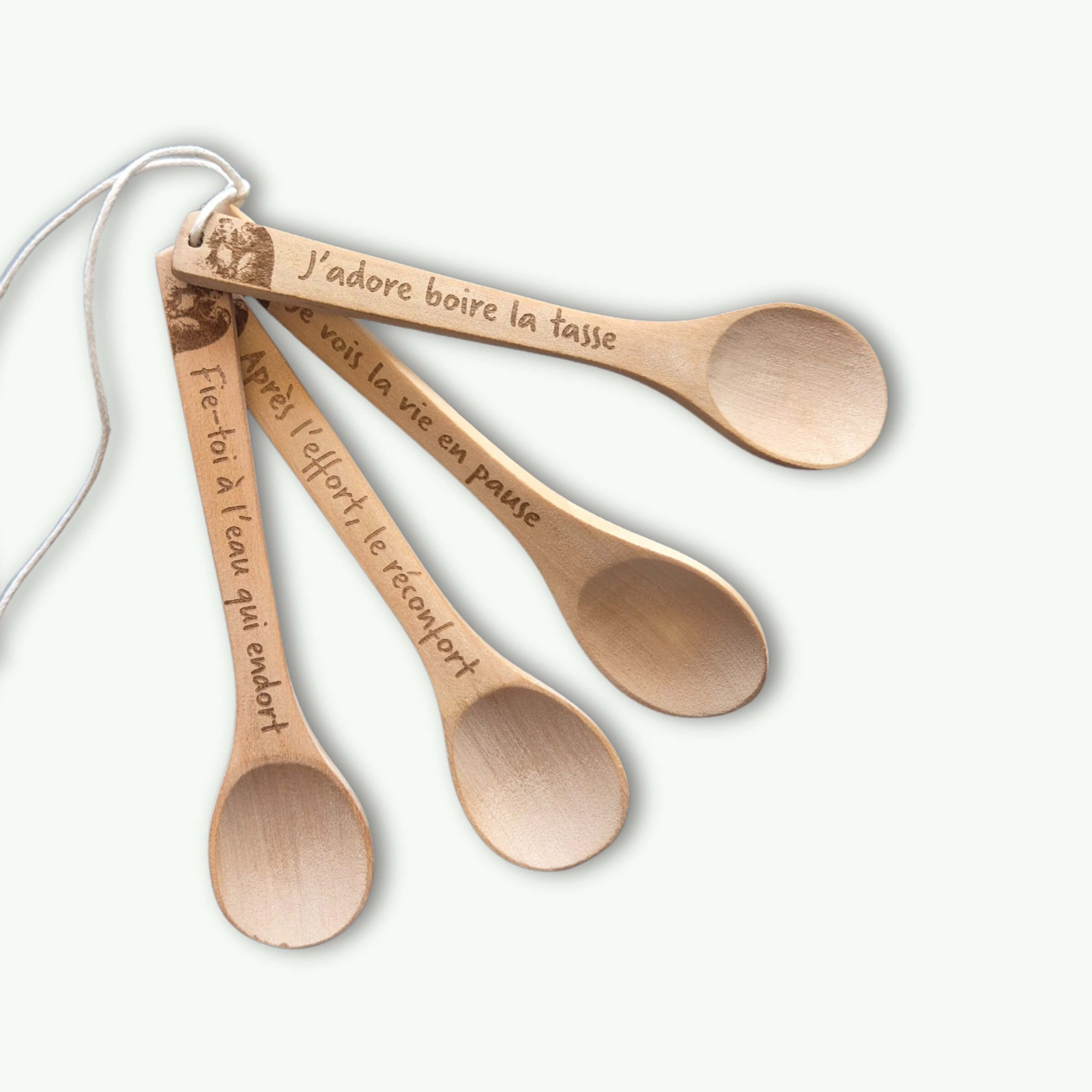 Lot de 4 petites cuilleres à thé en bois de hêtre clair avec différentes citations rigolotes