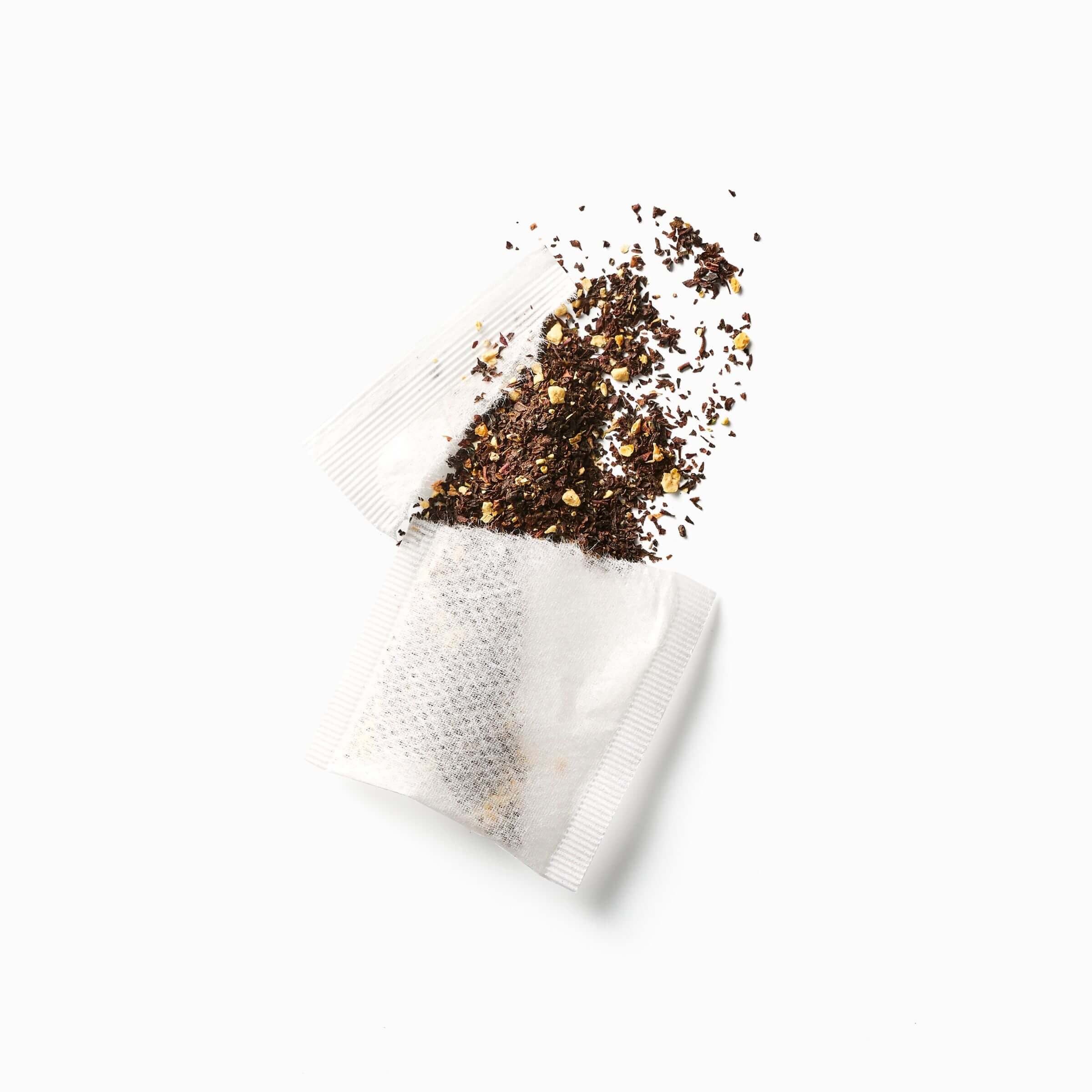 Sachet ouvert de earl grey où sont visibles les morceaux de bergamote